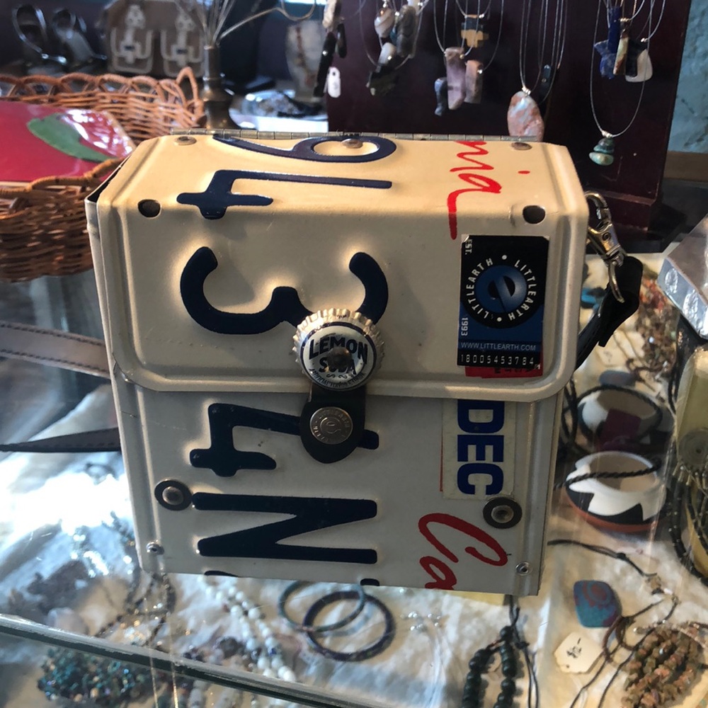 Sale 🥳🥳 Cali Liscense Plate Purse - Picture 1 of 5